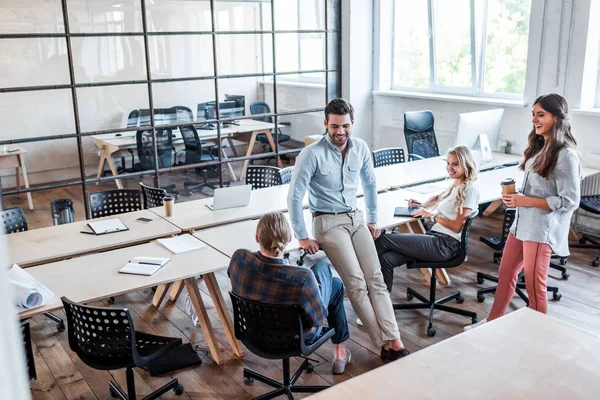 Visão Alto Ângulo Jovens Empresários Felizes Conversando Local Trabalho — Fotografia de Stock