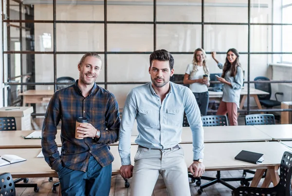 Joven Hombre Negocios Guapo Sentado Sonriendo Cámara Oficina — Foto de Stock