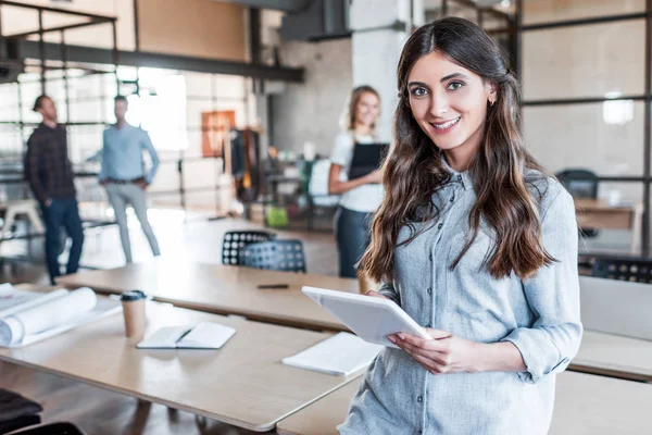 Hermosa Joven Empresaria Utilizando Tableta Digital Sonriendo Cámara Oficina — Foto de Stock