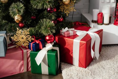 hediye kutuları odasında baubles ile Noel ağacı altında