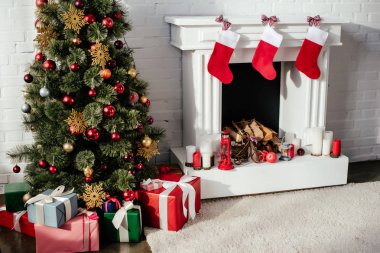 baubles, hediye kutuları ve şömine ile Oda Noel çorap ile Noel ağacı