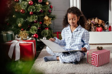 çok güzel Afro-Amerikan çocuk pijama Noel ağacı evde yakınındaki kitap okuma