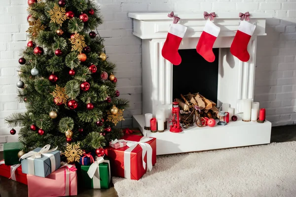圣诞树与小玩意 礼品盒和壁炉与圣诞丝袜在房间里 — 图库照片