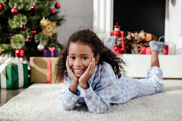 Entzückendes Afrikanisch Amerikanisches Kind Pyjama Auf Dem Boden Liegend Und — kostenloses Stockfoto