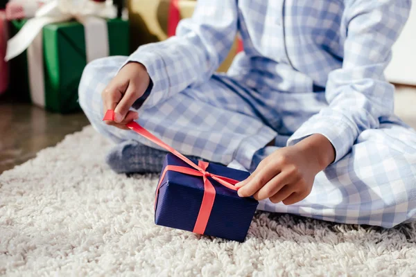 Levágott Kép Megnyitása Karácsonyi Ajándékot Otthoni Szőnyegen Pizsamában Afro Amerikai — Stock Fotó