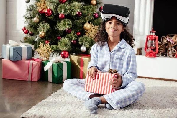 Sorrindo Criança Afro Americana Pijama Realidade Virtual Headset Segurando Presente — Fotografia de Stock