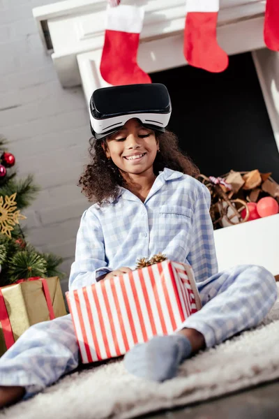 Улыбаясь Очаровательный Африканский Ребенок Пижаме Гарнитуре Виртуальной Реальности Глядя Рождественский — Бесплатное стоковое фото