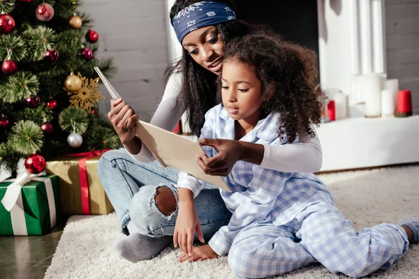 Afrikanisch Amerikanische Mutter Und Tochter Lesen Gemeinsam Buch Hause Weihnachtskonzept — Stockfoto
