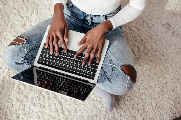 Oříznutý Obraz Afroamerické Ženy Pomocí Přenosného Počítače Podlahu Doma — Stock fotografie