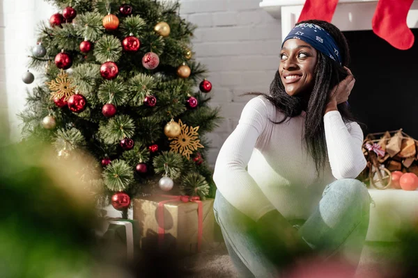 Sonriente Mujer Afroamericana Atractiva Mirando Hacia Otro Lado Casa Concepto — Foto de Stock