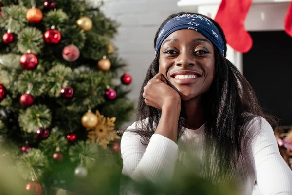 Portrait Smiling Attractive African American Woman Looking Camera Home Christmas — Free Stock Photo