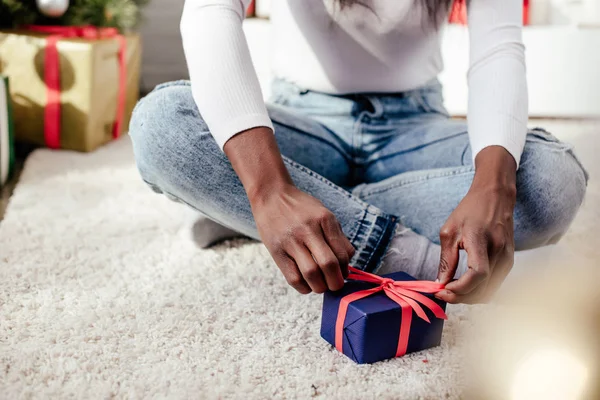 Imagem Recortada Mulher Afro Americana Amarrando Presente Natal Casa — Fotos gratuitas