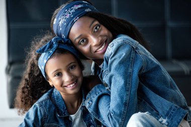 Afro-Amerikan aile evde gülümseyen portresi