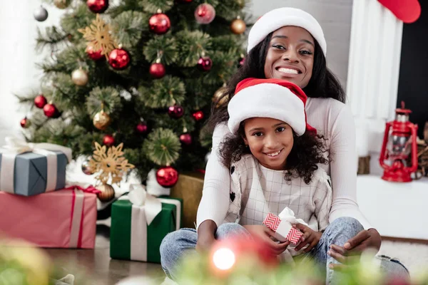 Feliz Mulher Filha Afro Americana Com Presente Chapéus Santa Claus — Fotografia de Stock