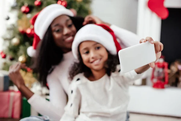 Sorridente Afro Americano Mãe Filha Santa Claus Chapéus Tomando Selfie — Fotografia de Stock Grátis