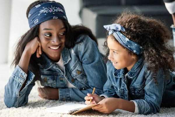 Retrato Mulher Afro Americana Sorrindo Ajudando Filha Fazendo Lição Casa — Fotografia de Stock