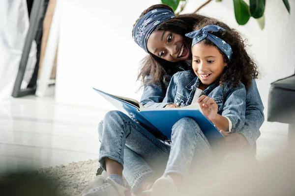 African American Mother Smiling Daughter Looking Family Photo Album Home — Stock Photo, Image