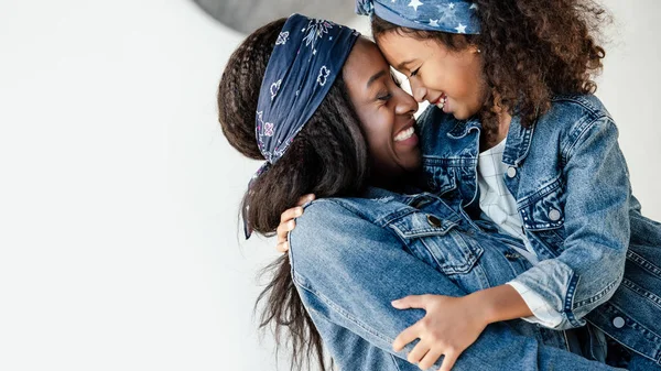 Glückliche Afrikanisch Amerikanische Frau Hält Kleine Tochter Ähnlicher Kleidung Hause — Stockfoto