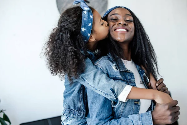 Retrato Hija Afroamericana Besando Feliz Madre Casa — Foto de Stock