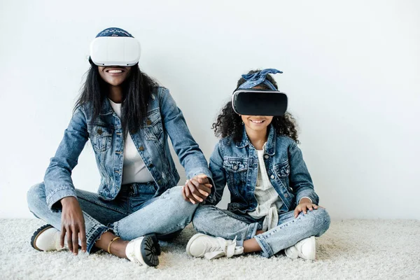 Sonrientes Afroamericanos Madre Hija Con Ropa Similar Auriculares Tomados Mano — Foto de Stock