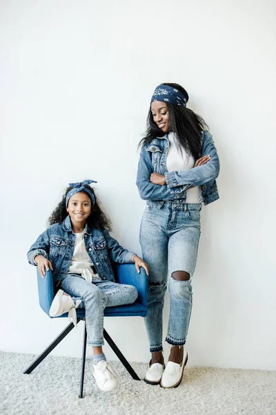 Smiling African American Mother Standing Daughter Chair Home — Free Stock Photo