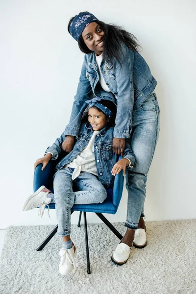 Sorridente Afro Americana Mãe Perto Filha Cadeira Casa — Fotografia de Stock Grátis