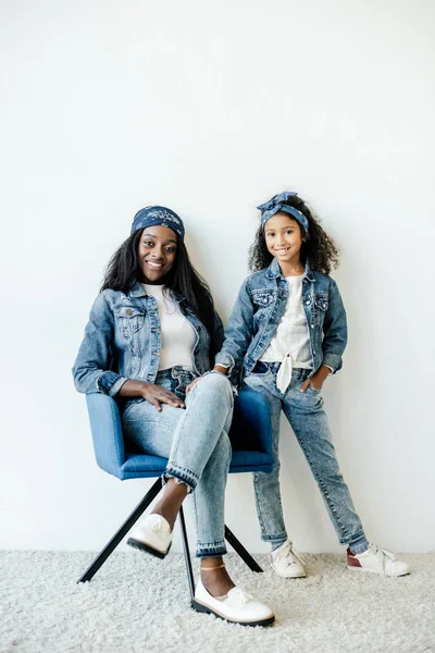 Afrikanisch Amerikanische Tochter Steht Neben Mutter Stuhl Hause — kostenloses Stockfoto