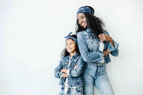 Stijlvolle Afro Amerikaanse Moeder Dochter Soortgelijke Kleding Poseren Muur Thuis — Stockfoto