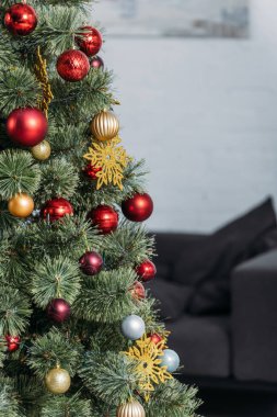  oturma odasında kırmızı ve altın baubles ile Noel ağacı