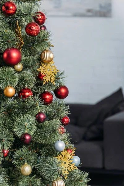 Árbol Navidad Con Adornos Rojos Dorados Sala Estar — Foto de Stock