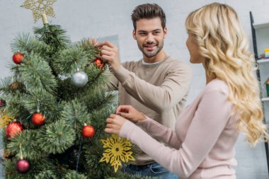 Noel ağacı baubles ile birlikte evde dekorasyon ve birbirine bakarak bir çift