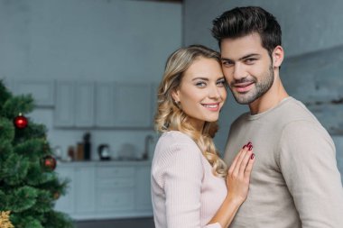 Genç sevgi çift evde kameraya gülümseyen portresi