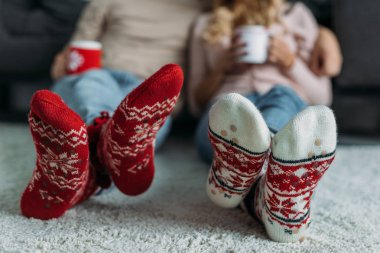 kapuçino ön plan Noel çorap ile bardak evde tutan bir çift kırpılmış görüntü