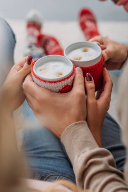 kapuçino evde, Noel kavramı bardak tutan bir çift kırpılmış görüntü