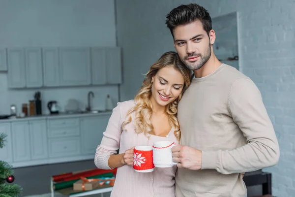 Couple Hugging Clinking Cups Tea Home Christmas Concept — Stock Photo, Image