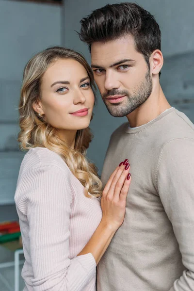 Retrato Joven Novio Cariñoso Novia Mirando Cámara Casa — Foto de Stock