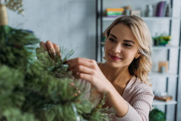 Foco Seletivo Menina Atraente Decorar Árvore Natal Com Bugigangas Casa — Fotografia de Stock