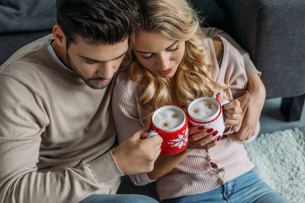High Angle View Couple Clinking Cups Cappuccino Home Christmas Concept — Stock Photo, Image