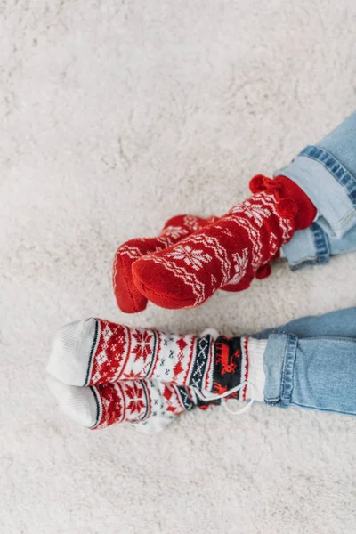 Imagen Recortada Pareja Sentada Alfombra Jeans Calcetines Rojos Navidad — Foto de Stock
