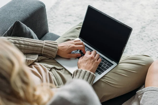 Cropped Shot Couple Using Laptop Blank Screen Couch Home — Free Stock Photo