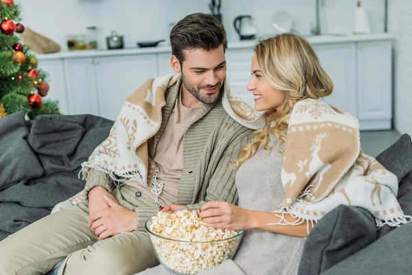 Happy Young Couple Popcorn Watching Each Other Couch Home — Stock Photo, Image