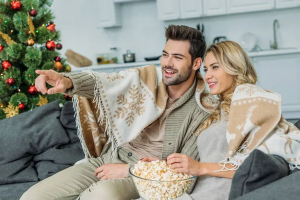 Feliz Joven Pareja Con Palomitas Maíz Viendo Película Casa — Foto de Stock