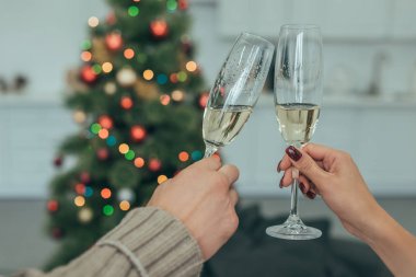 Çift tungur bardak şampanya kadeh Noel'de evde kırpılmış