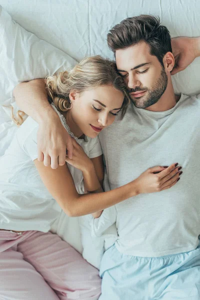 Vista Superior Feliz Jovem Casal Dormindo Juntos Abraçando Cama Casa — Fotografia de Stock