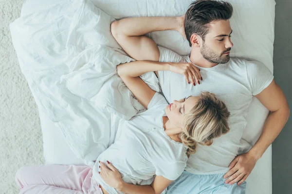 Top View Beautiful Young Couple Sleeping Each Other Bed Home — Stock Photo, Image