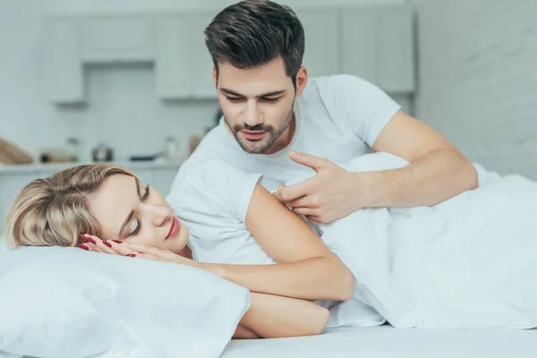 Beau Jeune Couple Câlin Dans Lit Maison Matin — Photo