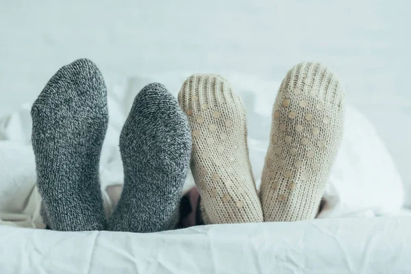Plan Recadré Couple Dans Des Chaussettes Laine Chaude Couché Dans — Photo