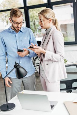 genç işadamı ve akıllı telefonlar birlikte kullanma office iş kadını