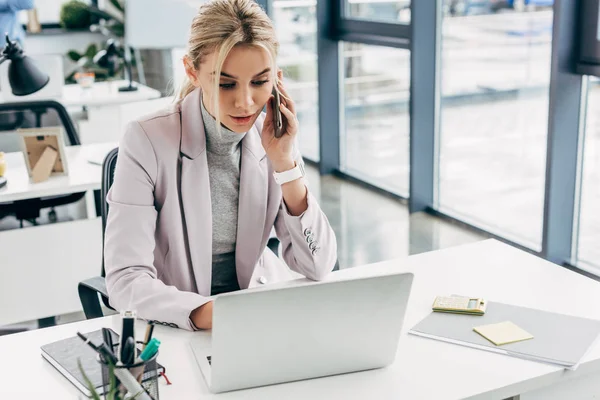 Mooie Jonge Zakenvrouw Praten Door Smartphone Laptop Gebruikt Werkplek — Stockfoto