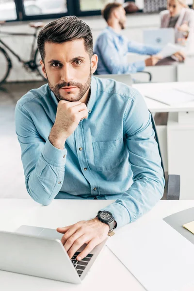 High Angle View Young Businessman Using Laptop Looking Camera Office — Stock Photo, Image